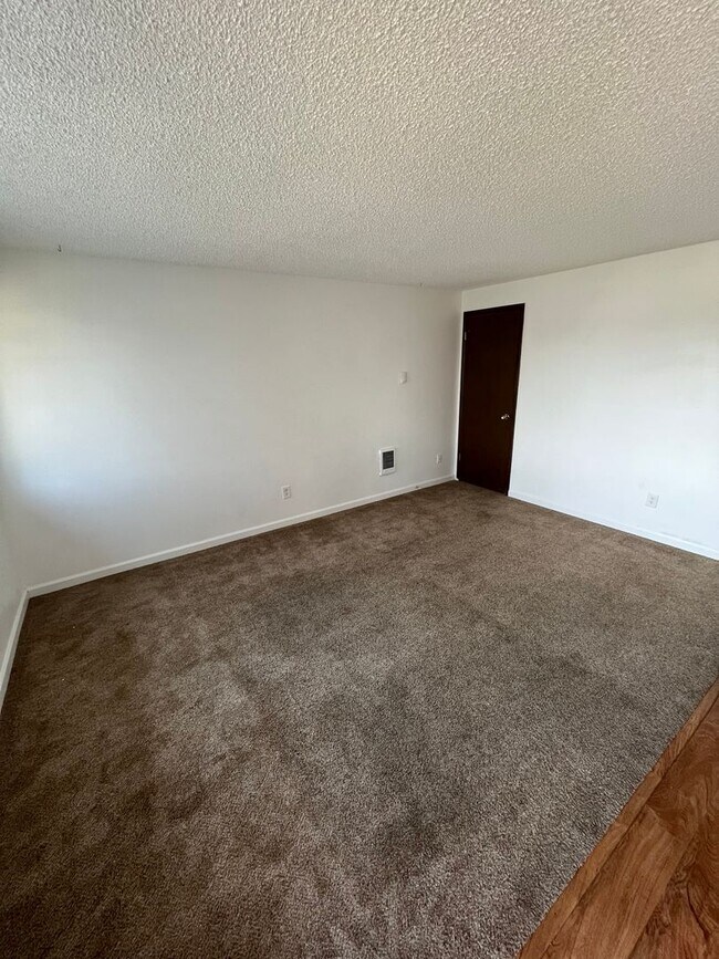 Building Photo - 557-559 E Broad Ave Owner Selling