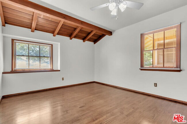 Building Photo - 9322 Lasaine Ave