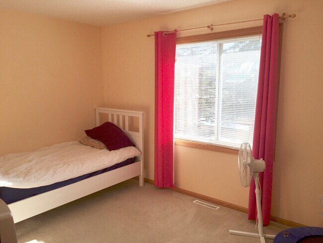 Building Photo - Spacious 3Br/3Ba TH in Eagan!!