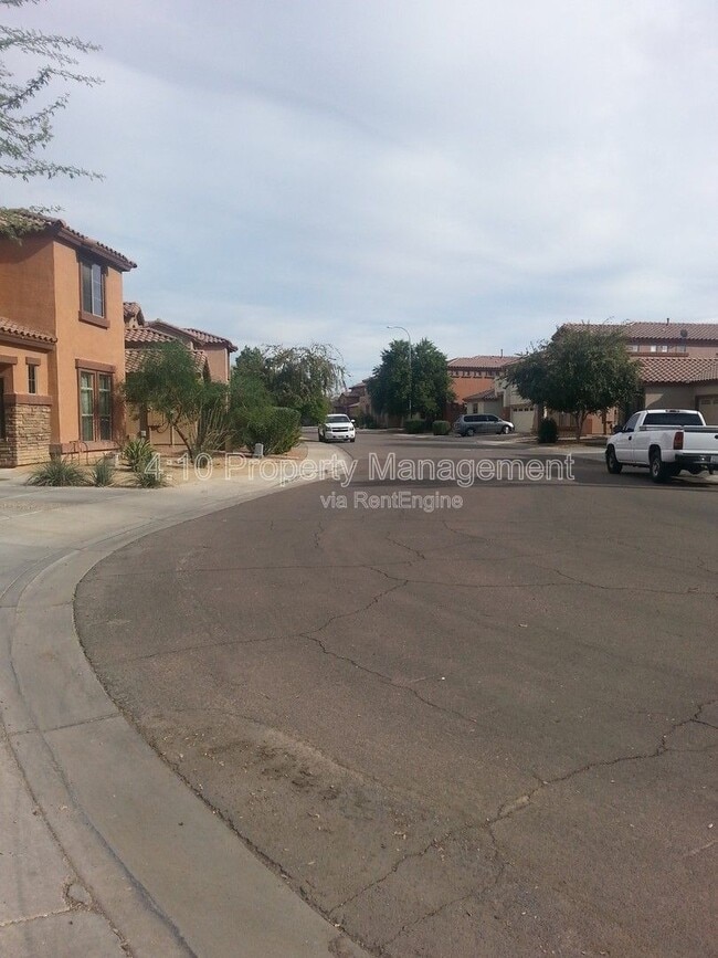 Building Photo - 2644 E Chester Dr