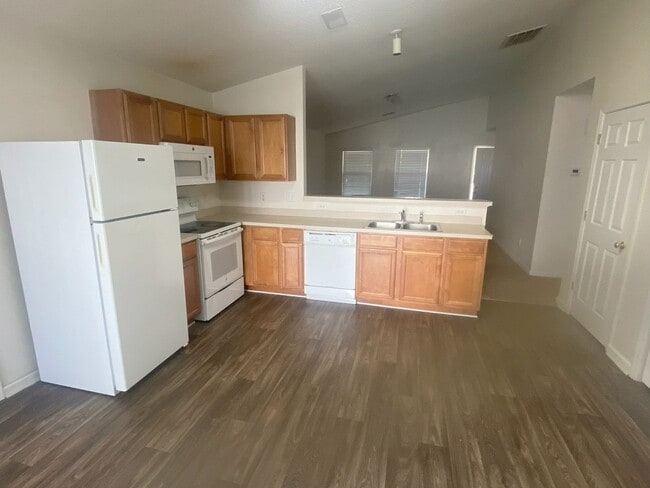 Building Photo - 3 bedroom home available in Oak Pointe sub...