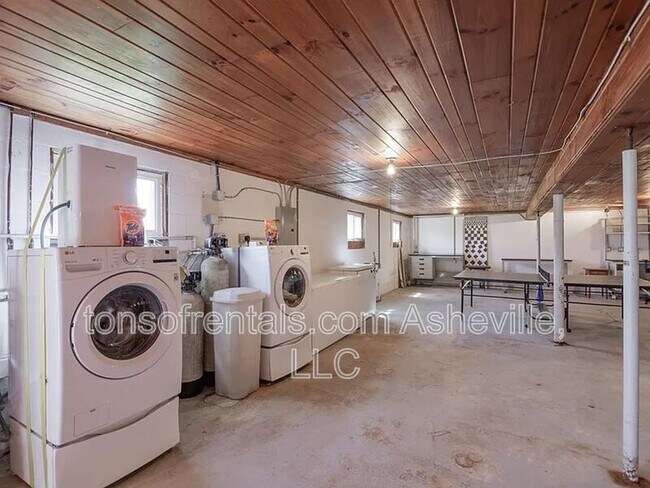 Building Photo - 411 Old County Home Rd W