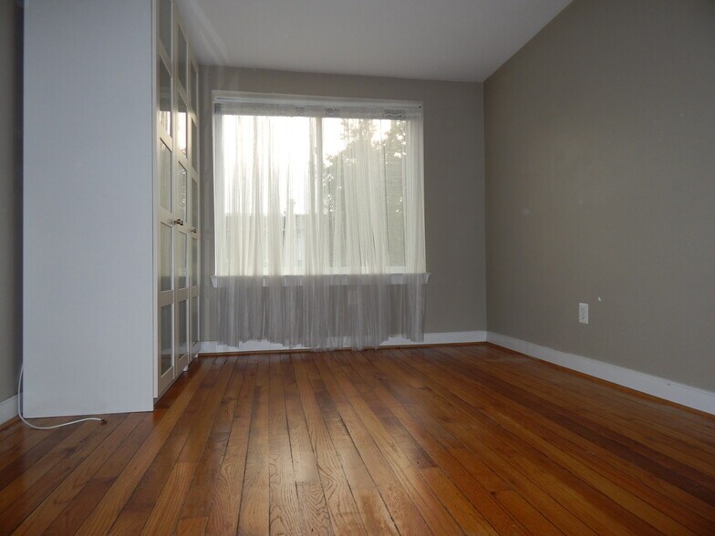 Building Photo - 420 16th St SE