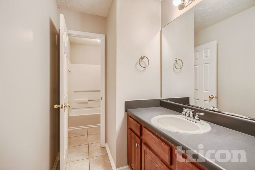 Building Photo - 5005 Eagle Creek Dr