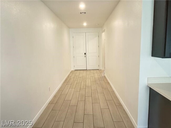 Building Photo - 9565 Camelback Crk Dr