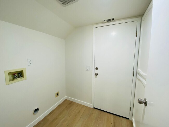 Building Photo - Classic Beauty