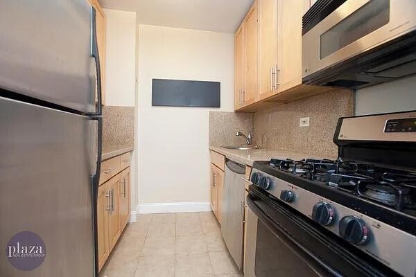 Building Photo - 150 E 85th St