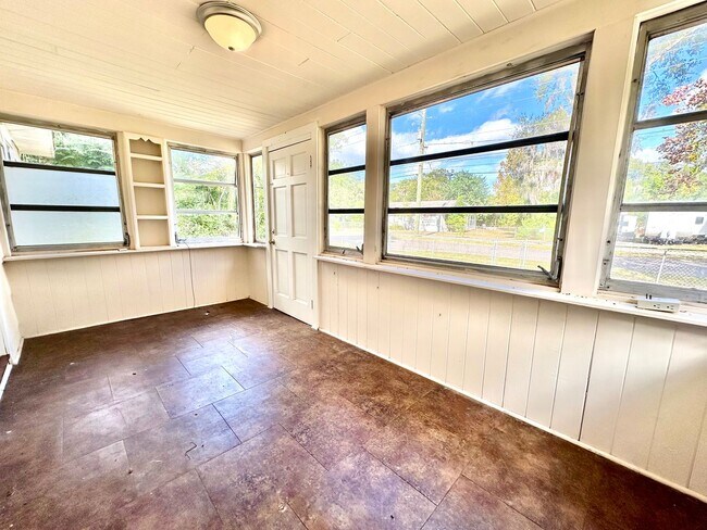 Building Photo - Perfectly-placed 2Bedrooms/1Bath home with sunroom in the heart of Deland!