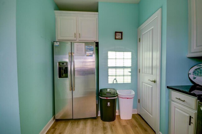 Building Photo - 5BR, 4BA Townhome - Pet Friendly with Beac...