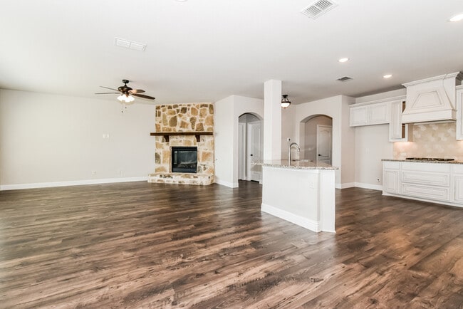 Building Photo - 924 Honey Locust Dr