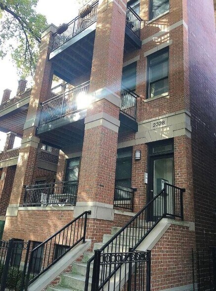 Building Photo - 2328 N Greenview Ave