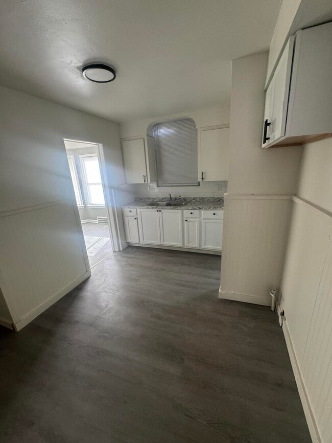 Building Photo - 10713 Beaconsfield St