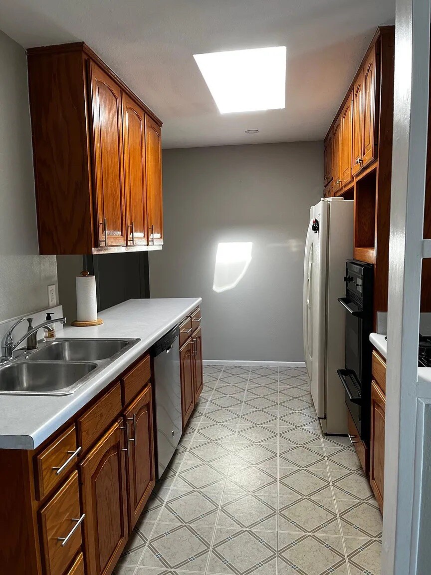 Building Photo - Room in Single Family Home on Congress Ave