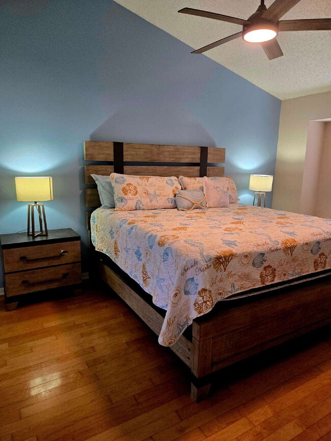 Building Photo - 4/2 Pool Home with pool service included