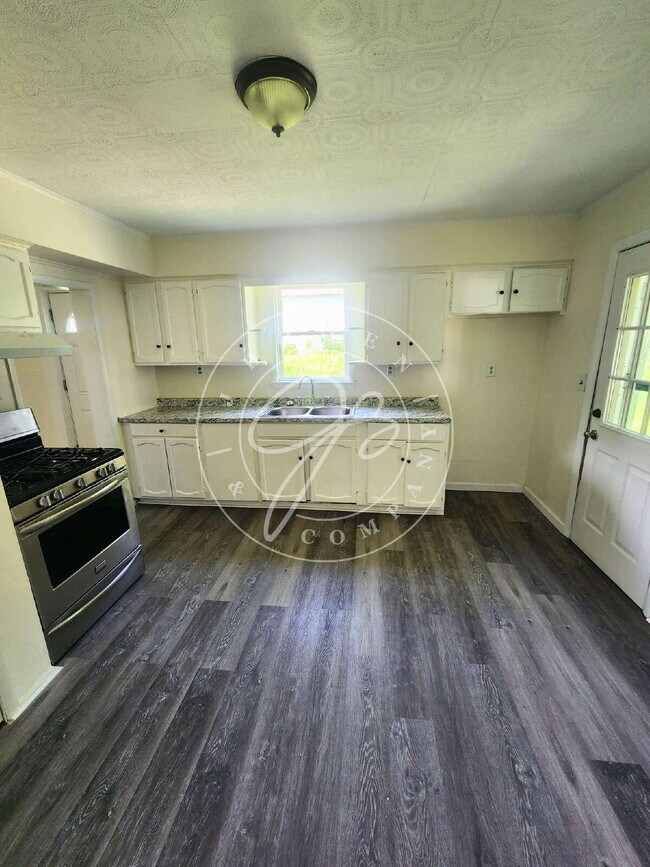 Building Photo - Spacious 2 Bed Home Minutes from Downtown Toledo
