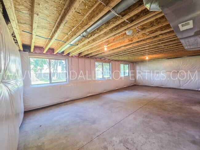 Building Photo - 4 Bed Waukee Home with Granite Counters & Covered Deck