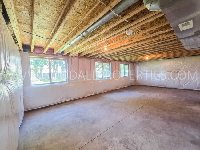 Building Photo - 885 Northview Dr