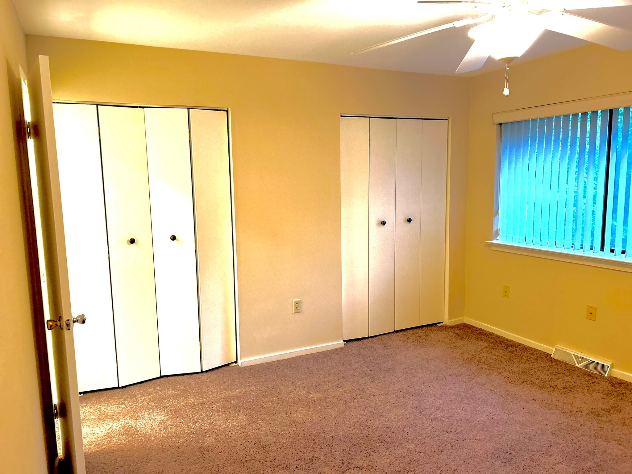 Master bedroom, showing double closets (14' x 12') - 443 Lynetree Dr