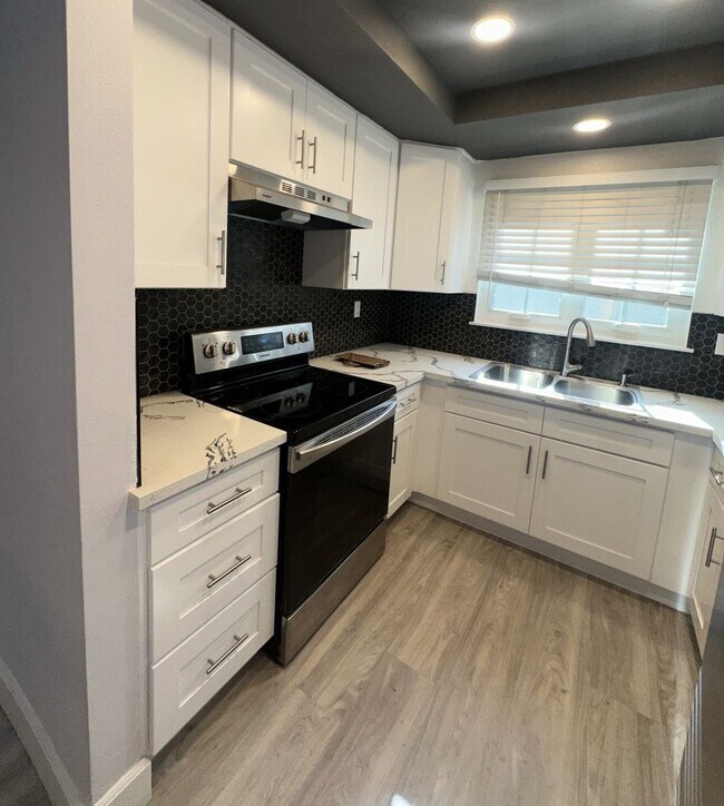 Building Photo - Townhouse - 2 Story, 3 Bedroom in the Beau...
