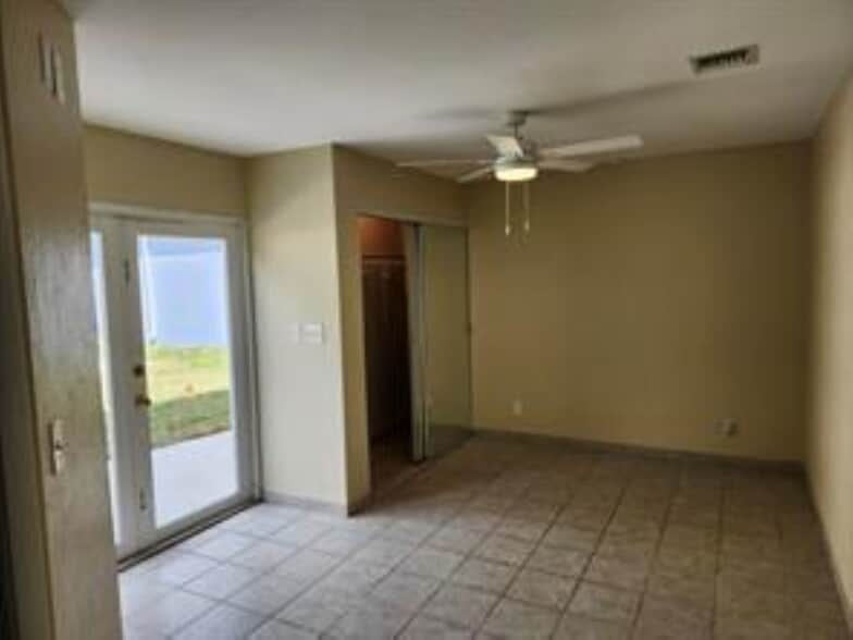 Building Photo - 953 NE 34th St