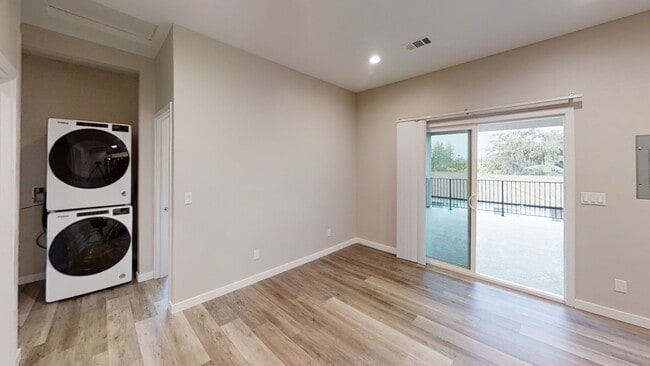 Building Photo - Remodeled 3BD/1BA!! Private Deck