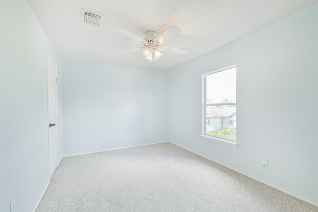 Building Photo - 738 Redwing Pl Dr