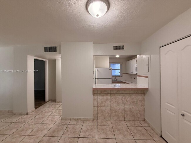 Building Photo - 210 Fontainebleau Blvd