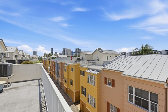 Building Photo - 542 NE 7th Ave