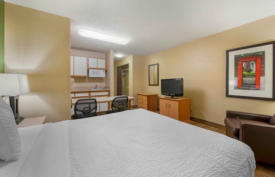Building Photo - Furnished Studio-Cincinnati - Blue Ash - Reagan Highway