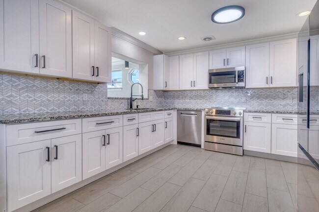 Building Photo - Treasure Island Three Bedroom, Two Bath Furnished Single Family Home on the water.
