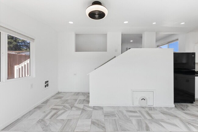 Building Photo - Updated Duplex