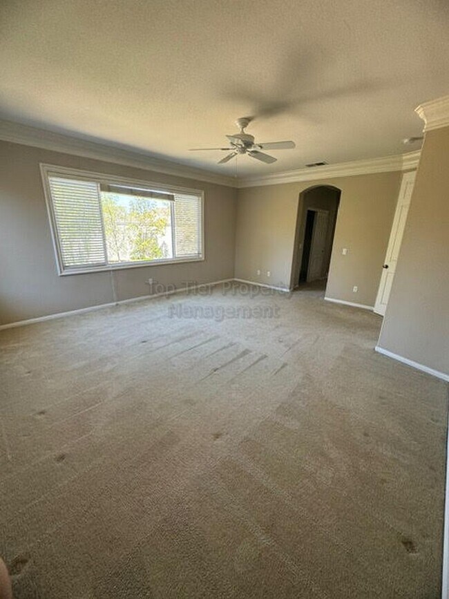 Building Photo - Spacious (5+bed/3bath) Home with Huge Back...