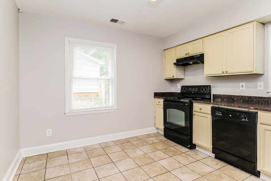 Building Photo - 323 Huntsmoor Dr