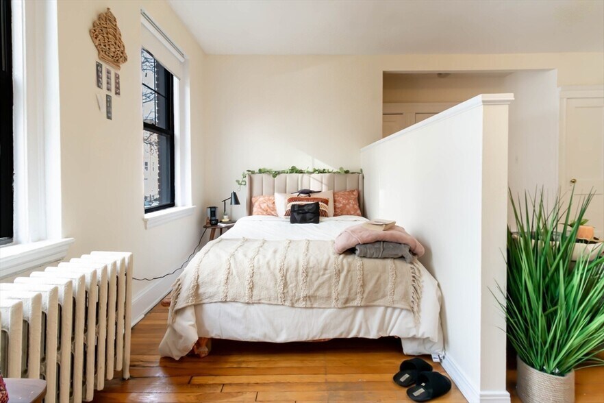 Building Photo - 70 Queensberry St