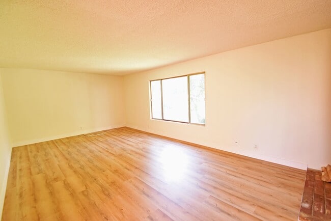 Building Photo - Fullerton Home w/Yard & Garage - 3 Bed/2 Bath