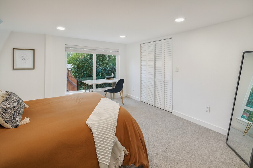 Building Photo - 41 E Alderney St
