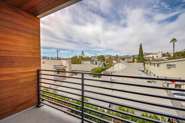 Building Photo - 5351 Lexington Ave