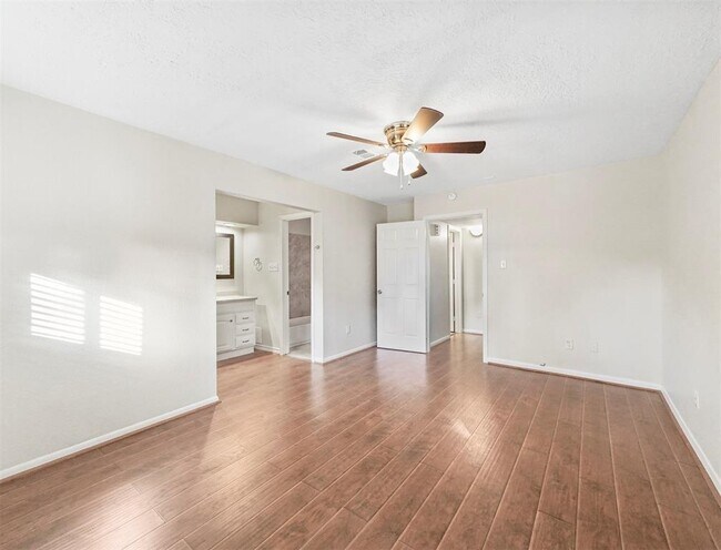 Building Photo - 817 Willow Creek Dr