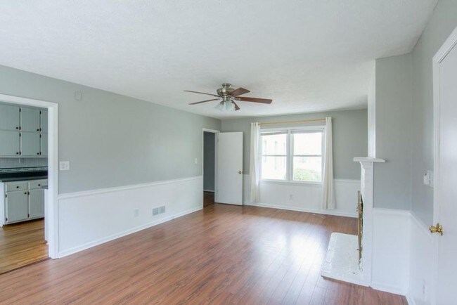 Building Photo - 205 Pinetree Dr