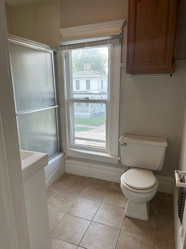 Building Photo - 619 Bowery St