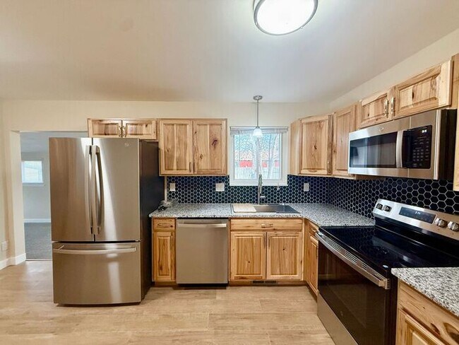 Building Photo - Great 3 bedroom 2 bath Home with Attached ...