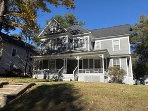 Building Photo - 1 Bedroom, 1 Bathroom Apartment in Greensboro!