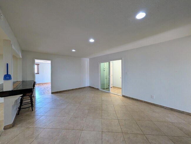Building Photo - 3848 W North Ln