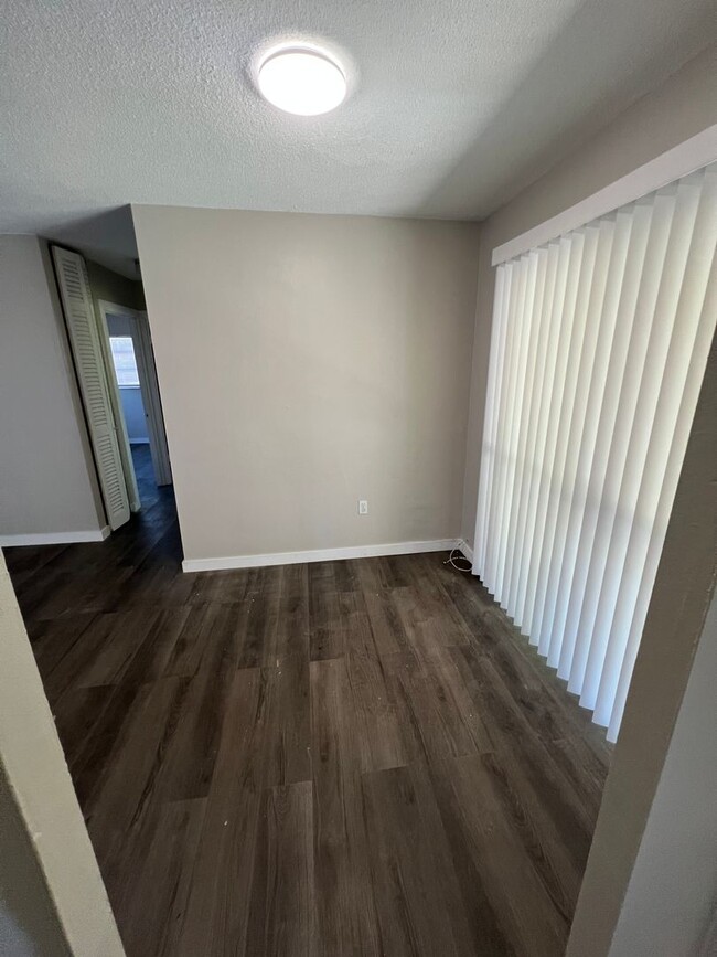 Building Photo - $1,450 ** Annual Lease ** 2 Bedroom / 1 Ba...