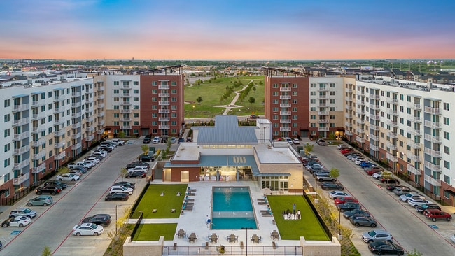 Amazing outdoor spaces - Resia Rayzor Ranch Apartments