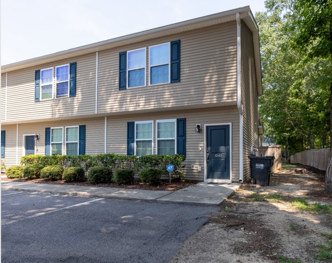 Building Photo - Updated 3BR Townhouse with Kitchen Island & Walk-In Closets