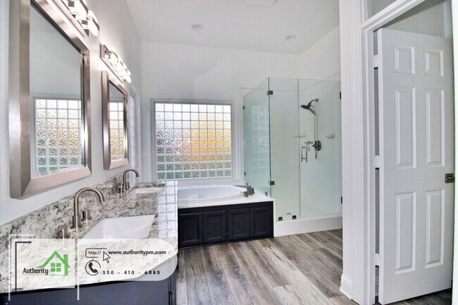 Building Photo - 2724 Western Oak Dr