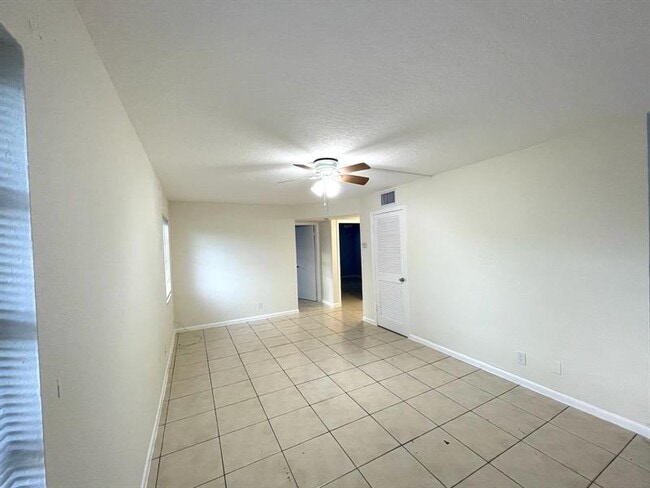 Building Photo - 501 W Kalmia Dr