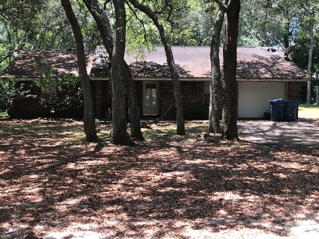 Building Photo - 3 Bed 2 Bath Home on Huge Corner Lot | Gar...