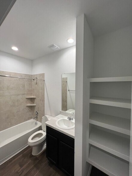 Building Photo - 12418 Pelican Bay Dr